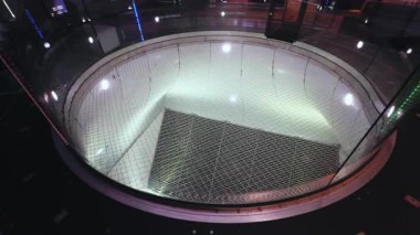 Paraşütle atlayan rüzgar tünelinin içinde, alt tarafta. ABD Naperville 2 Ekim 2025. Yüksek kalite 4k görüntü