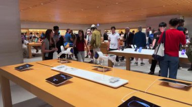  Modern fütüristik tasarımı olan bir Apple mağazası, etrafta dolaşan müşteriler, elektronik teçhizat mağazası. Chicago IL, ABD. 2025 Ekim 1. Yüksek kalite 4k görüntü