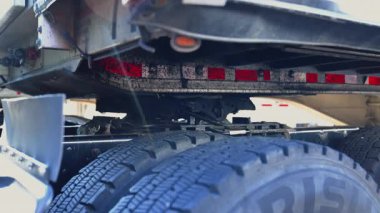 Kamyon, otoparktaki karavanı yavaşça söküyor. Ağır çekim. Alt manzara. Yüksek kalite 4k görüntü