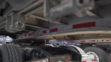 Kamyon yavaş yavaş otoparkta römorku bağlıyor. Ağır çekim. Alt manzara. Yüksek kalite 4k görüntü