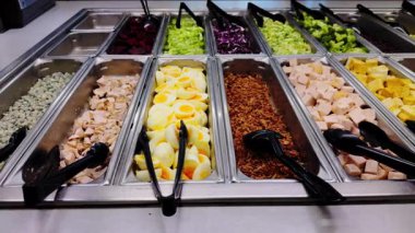 Markette yemeye hazır çeşitli yiyecekler raflardaki tepsilerde güzelce sergileniyor. Kapatın. Yüksek kalite 4k görüntü