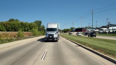 Posta kamyonunun manzarası manzaralı bir otoyolda giderken hatları değiştiriyor. Lojistik ve ulaşım konsepti. US IL Mundelein 2d Eylül 2025. Yüksek kalite 4k görüntü