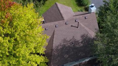 Yerleşim yerindeki yeni çatının yukarıdan aşağıya doğru görüntüsü. Yüksek kalite 4k görüntü