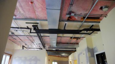  hvac ısıtma, havalandırma, havalandırma, tavanın altındaki havalandırma tadilat altındaki boş bir evde. Yüksek kalite 4k görüntü