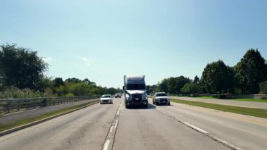 Manzaralı bir otoyolda orta şeritte giden teslimat kamyonunun görüntüsü. Lojistik ve ulaşım konsepti. US IL Mundelein 2d Eylül 2025. Yüksek kalite 4k görüntü