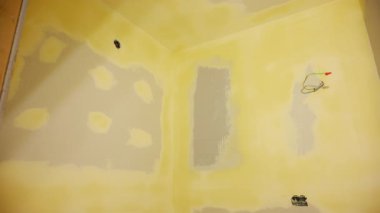 Tamirat altındaki duvar, tadilat ya da tadilat projesinin bir parçası olarak boyanmaya hazır. Yüksek kalite 4k görüntü