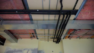  hvac ısıtma, havalandırma, tavanın altındaki havalandırma sistemleri boş bir odada ya da yenileme sürecinde olan bir evin bodrumunda. Yüksek kalite 4k görüntü