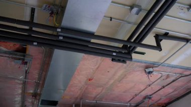  hvac ısıtma, havalandırma, havalandırma sistemleri tavan altında boş bir odada konutta tadilat altında. Yüksek kalite 4k görüntü