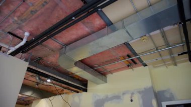  hvac ısıtma, havalandırma, tavanın altındaki havalandırma sistemleri boş bir odada ya da yenileme sürecinde olan bir evin bodrumunda. Yüksek kalite 4k görüntü