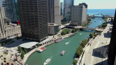 Bu hava görüntüsü, Chicago Nehri 'nin şehir merkezinden Michigan Gölü' ne uzanan ve yüksek kuleler tarafından çerçevelenen görüntüsünü güzel bir şekilde yansıtıyor. USA IL Chicago 20 Haziran 2025. Yüksek kalite 4k görüntü