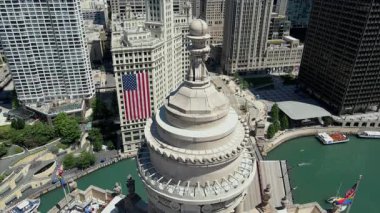 Burası Chicago, Londonhouse Kubbesi, Wrigley Binası ve Chicago Riverwalk bölgesini gösteriyor. USA IL Chicago 20 Haziran 2025. Yüksek kalite 4k görüntü