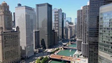 Şehir merkezinden geçen Chicago Nehri 'ni, sağdaki Marina City Kuleleri ve soldaki gökdelenler tarafından çekiliyor. USA IL Chicago 20 Haziran 2025. Yüksek kalite 4k görüntü
