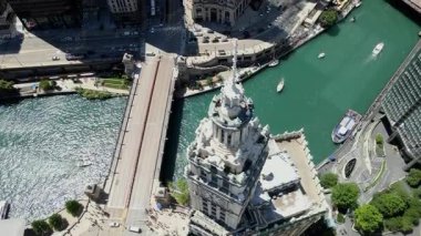 Burası Chicago, Londonhouse kubbesini gösteriyor, nehrin karşısındaki köprüyü, Chicago Riverwalk bölgesini. USA IL Chicago 20 Haziran 2025. Yüksek kalite 4k görüntü