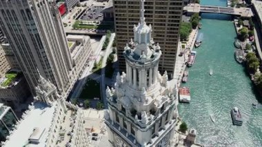 Burası Chicago şehri, Londonhouse Kubbesi ve Chicago Nehri bölgesini turist gemileriyle gösteriyor. USA IL Chicago 20 Haziran 2025. Yüksek kalite 4k görüntü