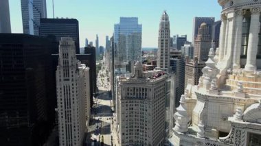 Burası Chicago, kubbeli ve Chicago Riverwalk 'lu Londonhouse binasını gösteriyoruz. USA IL Chicago 20 Haziran 2025. Yüksek kalite 4k görüntü