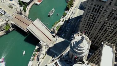 Burası Chicago Nehri, Michigan Bulvarı DuSable Köprüsü Açılışı, yukarıdaki İHA 'dan çekildi. USA IL Chicago 20 Haziran 2025. Yüksek kalite 4k görüntü