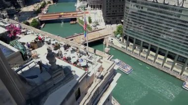 Burası Chicago şehir merkezi, Londra Kubbesi ve Chicago Nehri 'ni turist botları ve nehir üzerindeki köprüleriyle gösteriyoruz. USA IL Chicago 20 Haziran 2025. Yüksek kalite 4k görüntü