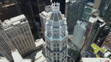 Burası Chicago şehir merkezi, Mather Tower olarak da bilinen Club Quarters Binası, Wrigley Binası ABD bayrağı ve Chicago Nehri ile turist gemilerini gösteriyor. USA IL Chicago 20 Haziran 2025. Yüksek kalite 4k görüntü