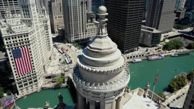 Burası Chicago şehir merkezi, Londonhouse Kubbesi, Wrigley Binası ve Chicago Riverwalk bölgesini gösteriyor. USA IL Chicago 20 Haziran 2025. Yüksek kalite 4k görüntü