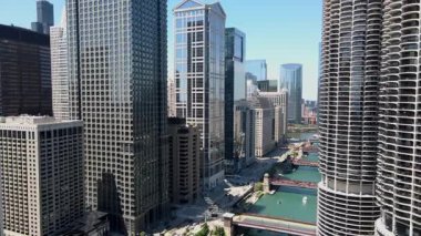 Şehir merkezinden geçen Chicago Nehri 'ni, sağdaki Marina City Kuleleri ve soldaki gökdelenler tarafından çekiliyor. USA IL Chicago 20 Haziran 2025. Yüksek kalite 4k görüntü