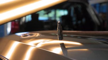 Araba gövdesindeki gereksiz çukur onarımının çekiç aletleriyle tamircinin hasarlı araba gövdesindeki göçükleri onarma işlemini kapat. PDR. Yüksek kalite 4k görüntü