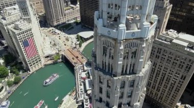 Burası Chicago şehir merkezi, Kulüp Quarters Binası Mather Kulesi, Wrigley Binası ABD bayrağı ve Chicago Nehri ile turist botlarını gösteriyor. USA IL Chicago 20 Haziran 2025. Yüksek kalite 4k görüntü