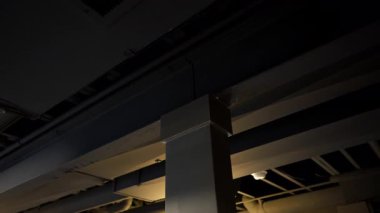 HVAC ısıtma, havalandırma, havalandırma, tavanın altındaki boş bodrumda konut yenileme işlemi altındaki havalandırma sistemleri. Yüksek kalite 4k görüntü