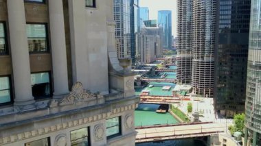 Bu şehir merkezindeki Chicago nehri, bir sürü köprüsü ve yüksek binaları var. USA IL Chicago 20 Haziran 2025. Yüksek kalite 4k görüntü