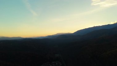 Smoky Dağları 'nın üzerinde huzurlu bir gün doğumu. Doğa, Smoky Dağları, Tennessee manzarası, ulusal parklar, vahşi doğa, seyahat, sakin arka planlar ve atmosferik dağ manzaraları. Yüksek kalite 4k görüntü