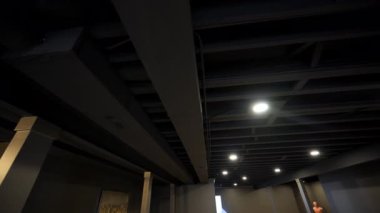 HVAC ısıtma, havalandırma, havalandırma, tavan altında havalandırma sistemi yenileme sürecinde olan boş bir bodrum katında. Yüksek kalite 4k görüntü