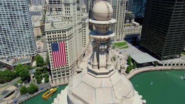 Burası Chicago şehir merkezi, Wrigley binasında büyük ABD bayrağı, caddelerde ve Chicago nehrinde araba trafiği. USA IL Chicago 20 Haziran 2025. Yüksek kalite 4k görüntü