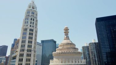 Bu şehir merkezindeki Chicago nehri, bir sürü köprüsü ve yüksek binaları var. USA IL Chicago 20 Haziran 2025. Yüksek kalite 4k görüntü