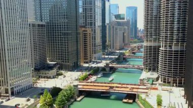 Şikago nehri şehir merkezinde, bir sürü köprüsü ve yüksek binaları var. USA IL Chicago 20 Haziran 2025. Yüksek kalite 4k görüntü