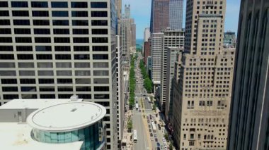 Burası Chicago şehir merkezi, yüksek binalar ve yolda trafik var. USA IL Chicago 20 Haziran 2025. Yüksek kalite 4k görüntü
