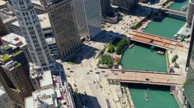 Chicago nehri şehir merkezinde, bir sürü köprüsü ve yüksek binaları var. USA IL Chicago 20 Haziran 2025. Yüksek kalite 4k görüntü