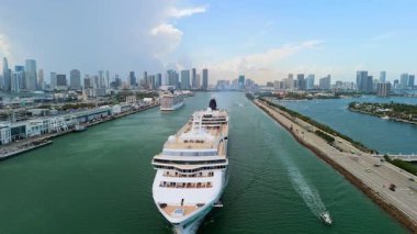 Büyük yolcu gemisi Norveçli Jade otoyol boyunca Miami limanından ayrılıyor. USA FL Miami 2 Nisan 2025. Yüksek kalite 4k görüntü