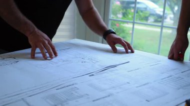 Mimari tasarım projesi tartışması, mimar tasarım mühendisliği takımı binanın iç çizimini, zemin planını, kağıda basılan taslağı tartışıyor. Yüksek kalite 4k görüntü