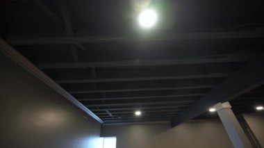 HVAC ısıtma, havalandırma, havalandırma, tavan altındaki boş bodrum katında yenileme işlemi altında. Yüksek kalite 4k görüntü