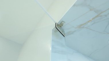 Modern Tuvalet 'in elementleri. Modern banyonun tavanına bakan cam duş duvarlarının manzarası. Manzarayı kapat. Yüksek kalite 4k görüntü