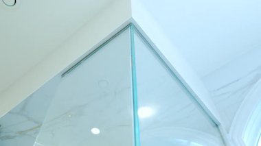 Modern Tuvalet 'in elementleri. Modern banyonun tavanında köşesi olan cam duş duvarları. Manzarayı kapat. Yüksek kalite 4k görüntü