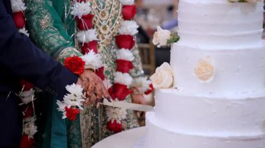 Düğün organizasyonunda düğün çifti pastayı kesti. Asya düğünü. Görüntüleri kapat. Yüksek kalite 4k görüntü