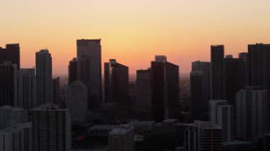 Yüksek gökdelenleriyle Miami şehrinin sabit görüntüsü, ABD 'nin şehir merkezindeki POV insansız hava aracı görüntüsü. - Evet. Yüksek kalite 4k görüntü