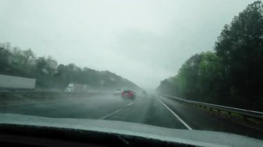 Şiddetli yağmurlu havada eyaletler arası otoyolda araba sürmek. Ön yolcu koltuğundan POV görüntüsü. Yüksek kalite 4k görüntü