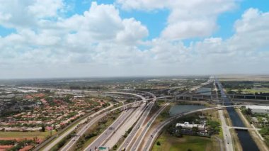 İnsansız hava aracı görüntüleri, yoğun bir otoyol altyapısının uzaktaki güzel bir arazide uçtuğunu gösteriyor. Yüksek kalite 4k görüntü