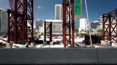 I-395 Fountain Köprüsü şantiyesinde yüksek çelik iskeletler, vinçler, modern yüksek binaların arka planına kurulmuş ağır ekipmanlar ABD FL Miami 2 Nisan 2025. Yüksek kalite 4k görüntü