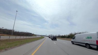 Otoyolda devriye ya da eskort araç eşliğinde giden büyük bir yük kamyonu. Parlak gündüz vakti büyük kargo taşımacılığı. ABD Elizabethtown KY 25 Mart 2025. Yüksek kalite 4k görüntü