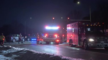 Çoklu acil durum araçlarının olduğu gece olay yeri. Polis arabaları, itfaiye araçları, ambulanslar, kırmızı ışıkta duran arabalar. USA IL Naperville 14 Aralık 2025. Yüksek kalite 4k görüntü