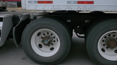 Kamyon tekerlekleri, dingil, yakıt deposu ve şasisi hareket halinde. Ağır taşımacılık teknisyenlerinin ve sanayi taşımacılığının detaylı görüntüsü. Yüksek kalite 4k görüntü