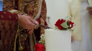 Düğün organizasyonunda düğün çifti pastayı kesti. Asya ya da Pakistan düğünü. Görüntüleri kapat. Yüksek kalite 4k görüntü