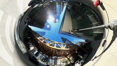 POV 360 derece küçük gezegen manzaralı Chicago tren raylarının altında, şehrin sembolik L sistemini gösteriyor. US IL Chicago 25 Eylül 2025. Yüksek kalite 4k görüntü